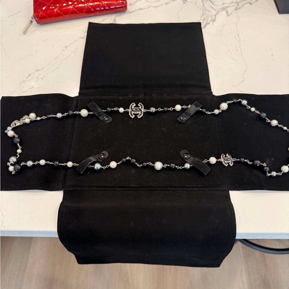 CHANEL Pearl and Silver Earrings - Picture 10 of 17